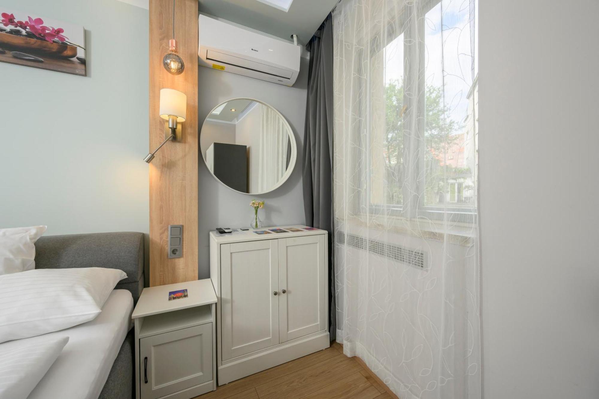 Palais Palffy Apartments Вена Экстерьер фото